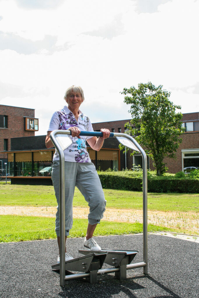 Vrouw-op-fifty-plus-stepper-park