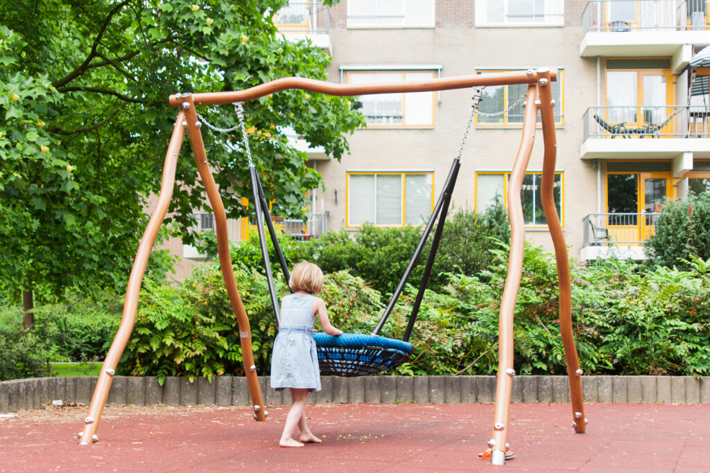 ronde-vogelnestschommel-Madera-natuurlijke-uitstraling-speeltuin