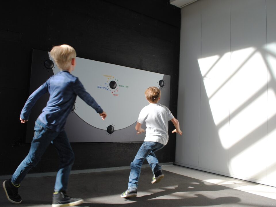 Go-E-Wall-interactief-met-kinderen