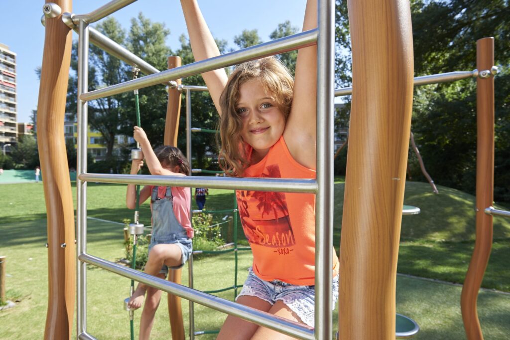 Klimrek-Madera-met-spelende-kinderen