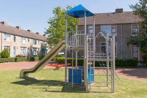 Speeltoestel-met-klimplateau-en-uitkijktoren-speeltuin