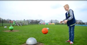 Speelplein spelende kinderen