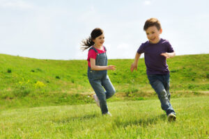 Spelende-kinderen-in-weiland