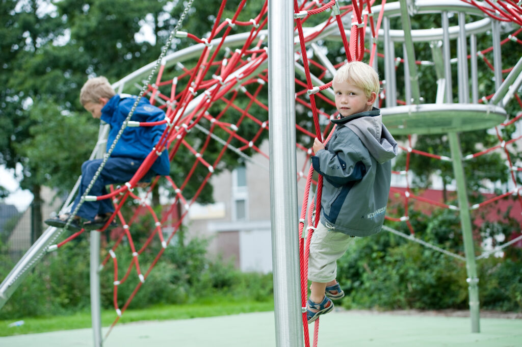 kinderen-klimmen-op-de-spin