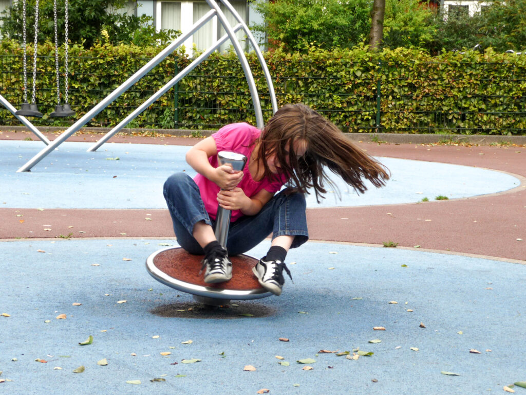 meisje-draait-op-de-spinner