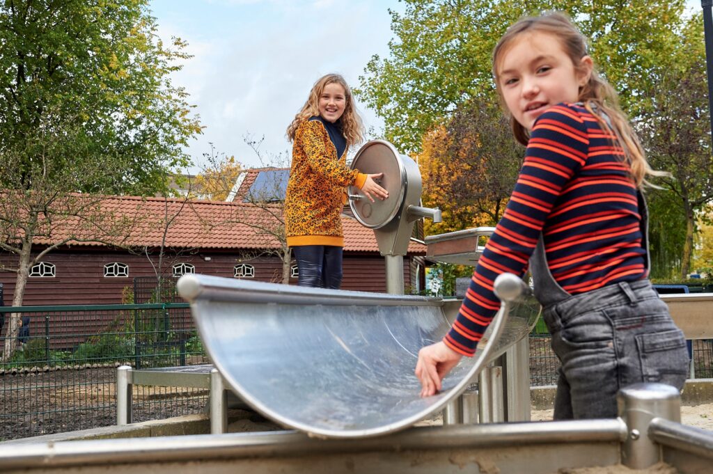 Waterspelen in een zandbak