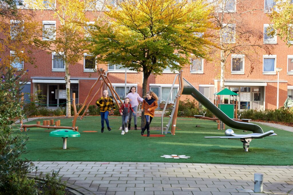 jonge kinderen die natuurlijk spelen