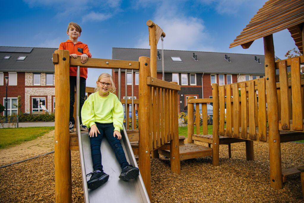 glijden-van-rvs-glijbaan-houten-speeltoestel-speeltuin