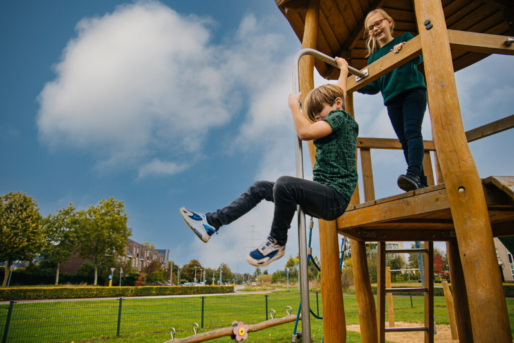 Houten speeltoestellen schoolplein