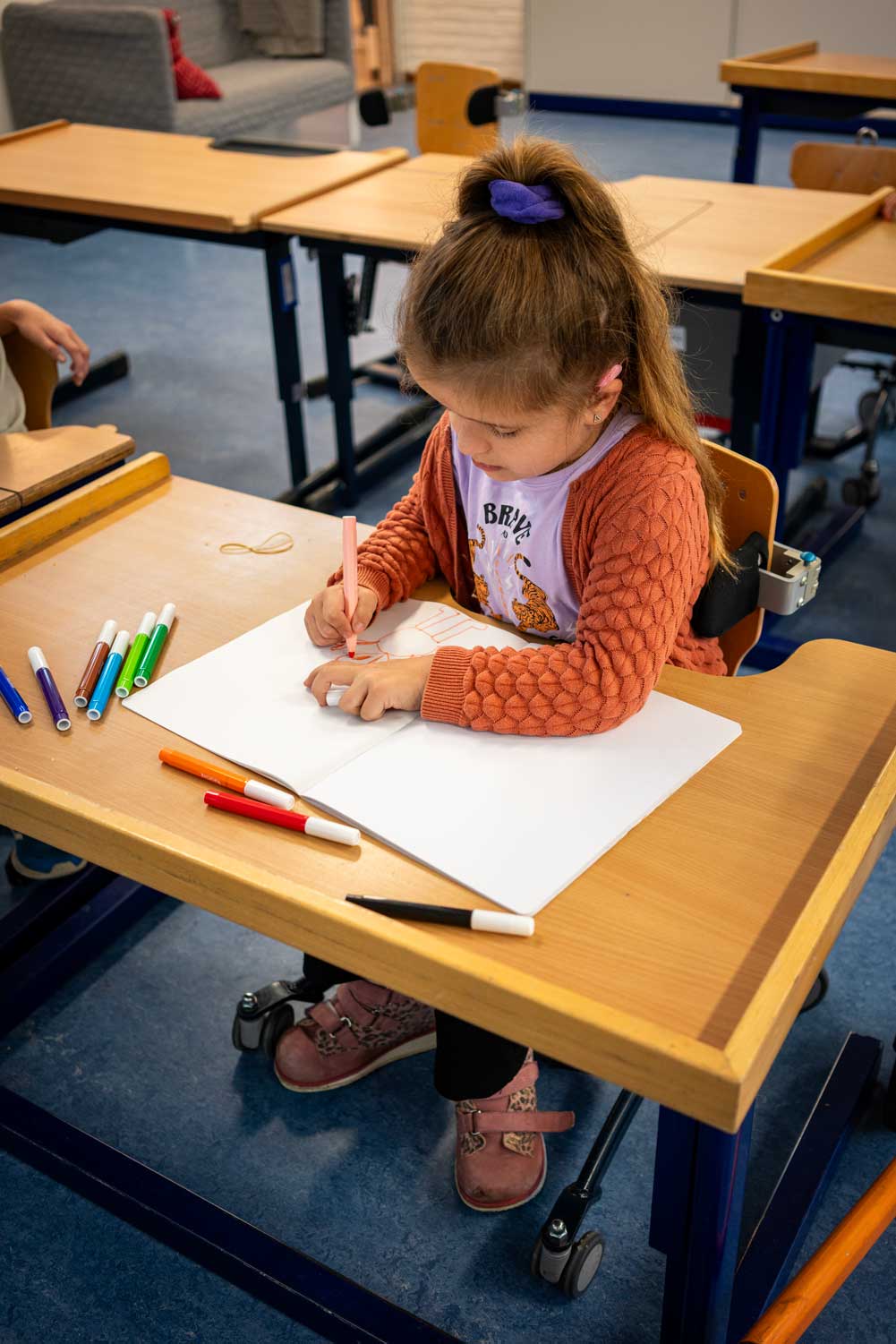 Femke knutselt op school