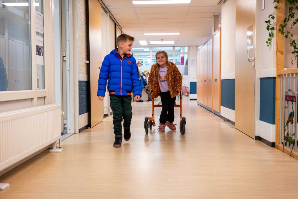 Kay en Femke in de gang op school